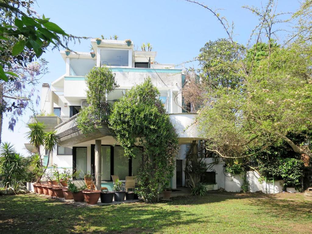 una casa blanca con plantas en el patio en Holiday Home Casa Le Terrazze by Interhome, en Nettuno