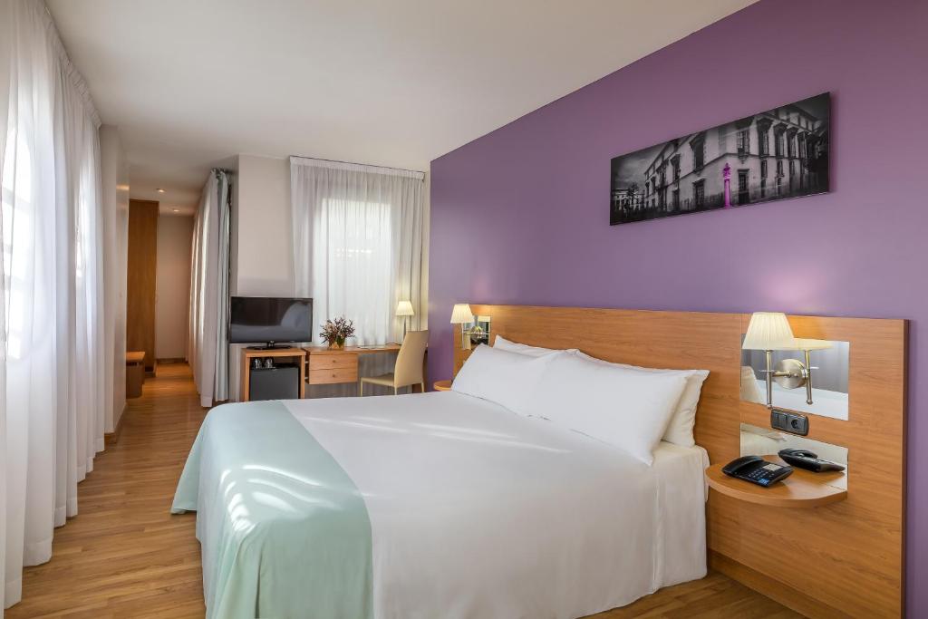 Postel nebo postele na pokoji v ubytování Hotel Jerez Centro