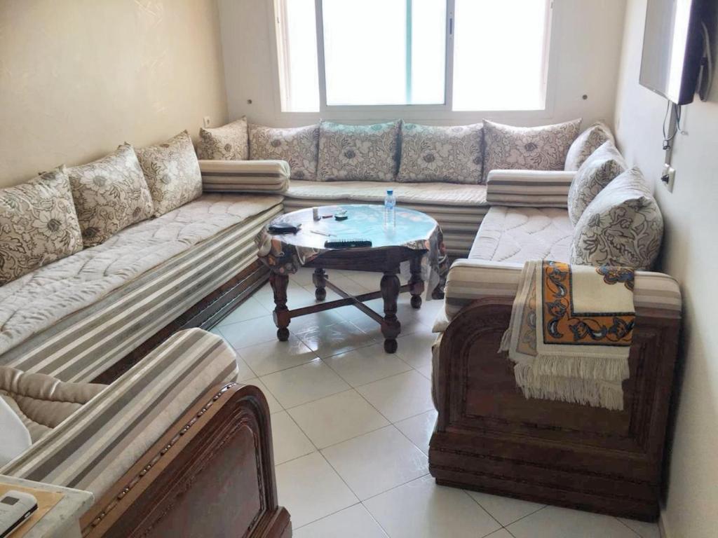 - un salon avec un canapé et une table basse dans l'établissement One bedroom apartement at Rabat, à Rabat
