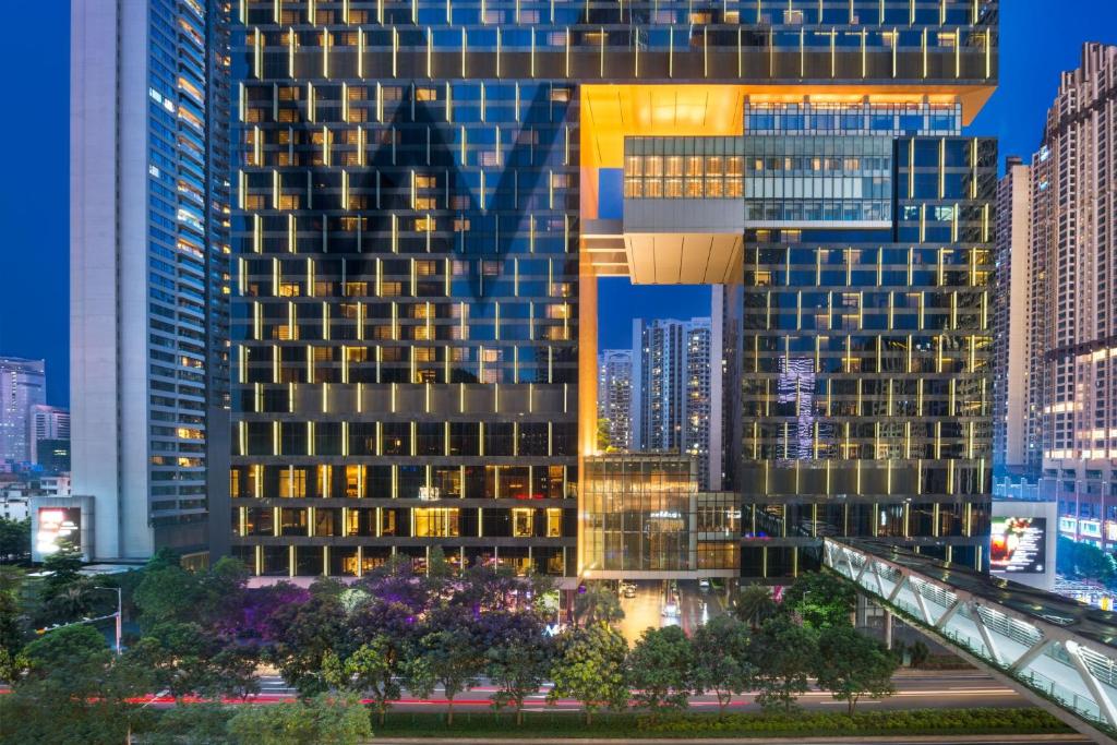 uma vista de um edifício alto em uma cidade à noite em W Guangzhou em Guangzhou