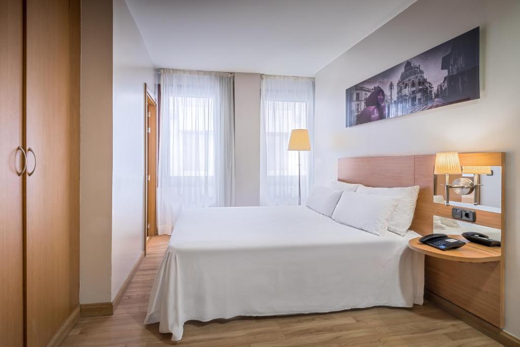 Postel nebo postele na pokoji v ubytování Hotel Jerez Centro
