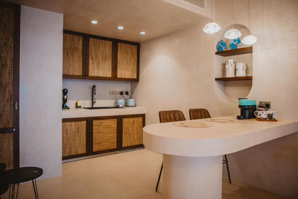 Kuchyň nebo kuchyňský kout v ubytování Q Coconuts Seaside Suites
