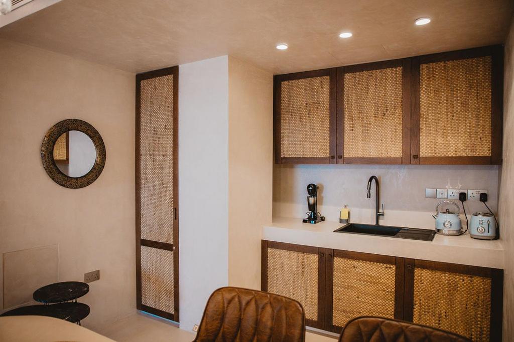 Kuchyň nebo kuchyňský kout v ubytování Q Coconuts Seaside Suites