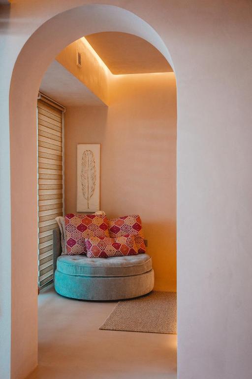 Postel nebo postele na pokoji v ubytování Q Coconuts Seaside Suites