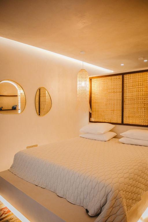 Postel nebo postele na pokoji v ubytování Q Coconuts Seaside Suites