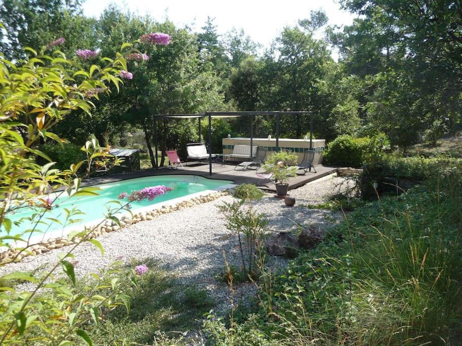 une piscine au milieu d'un jardin dans l'établissement Villa avec piscine dans le Luberon, à Ménerbes