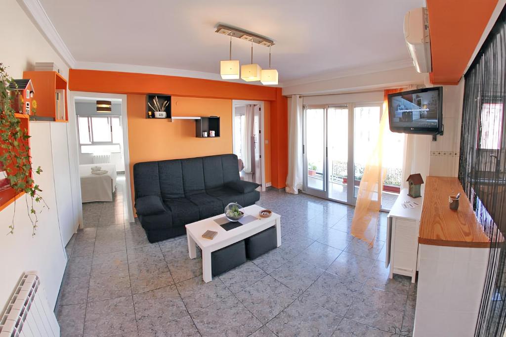 sala de estar con sofá y mesa en 3 bedrooms apartement with city view balcony and wifi at Villena, en Villena