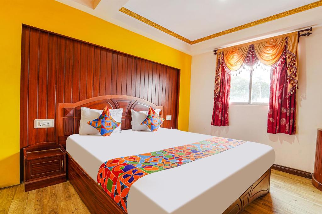 コダイカナルにあるFabHotel Roshan Residency Naidupuramのベッドルーム1室(大型ベッド1台付)