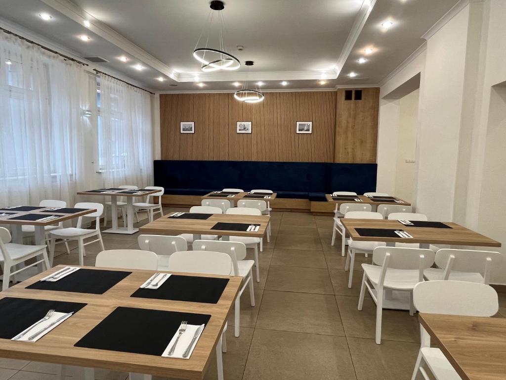 Reštaurácia alebo iné gastronomické zariadenie v ubytovaní Hotel Dom Polonii