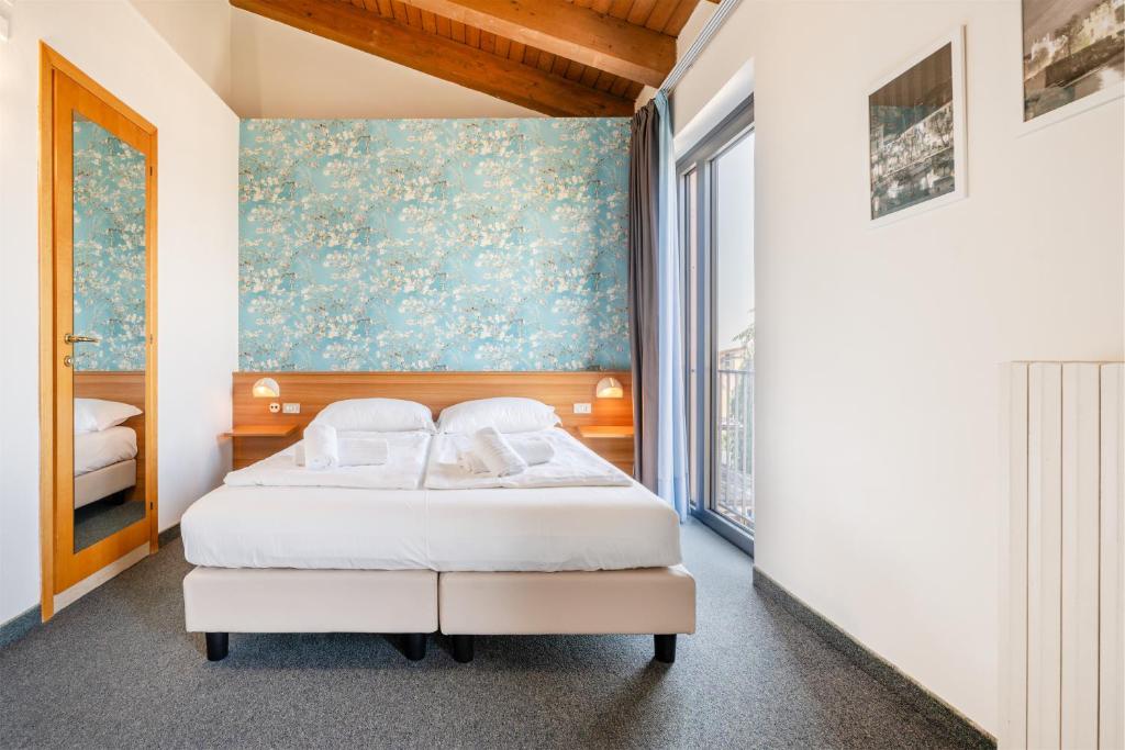 A bed or beds in a room at Hotel Al Castello