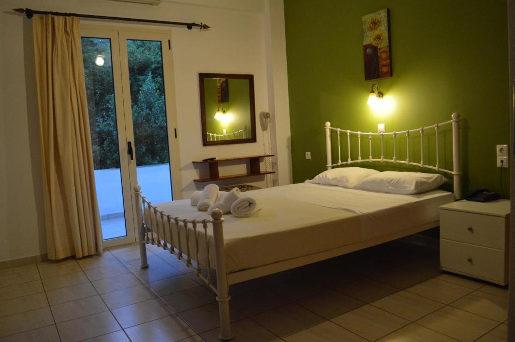 Postel nebo postele na pokoji v ubytování Nikos Apartments