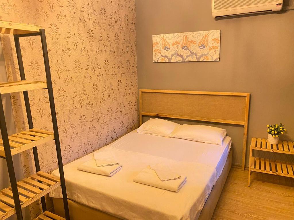 Habitación pequeña con 1 cama con 2 toallas. en GÜLER BUTİK HOTEL, en Antalya