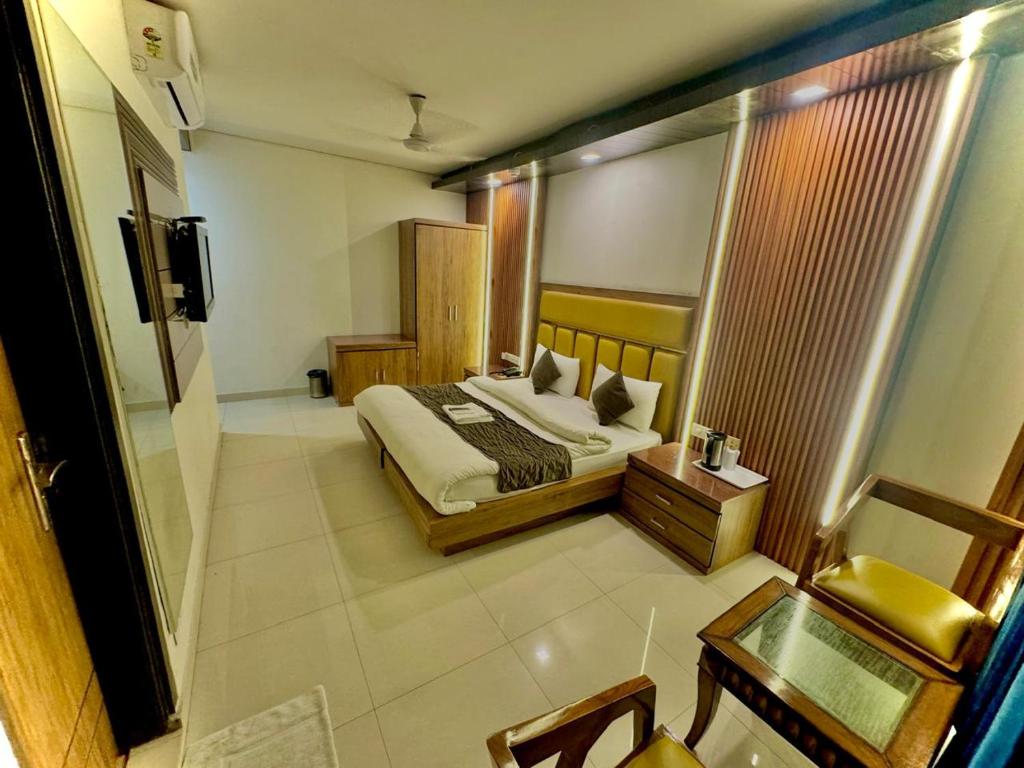 Postel nebo postele na pokoji v ubytování Hotel Delhi Pride, Karol Bagh