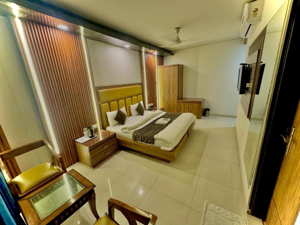 Postel nebo postele na pokoji v ubytování Hotel Delhi Pride, Karol Bagh
