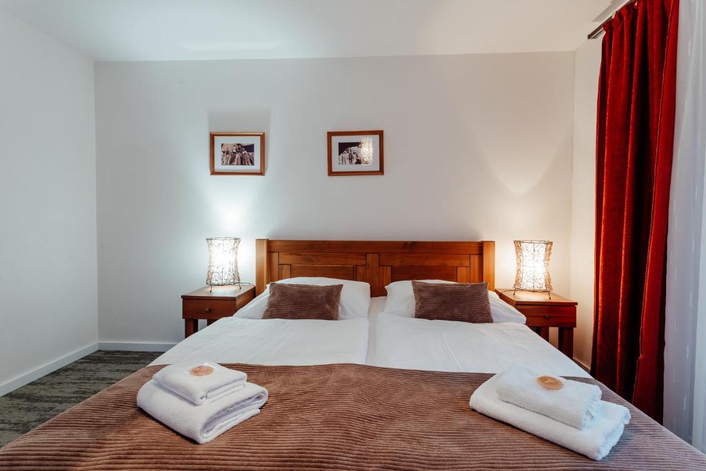 Postel nebo postele na pokoji v ubytování Hotel Mikulášska Chata