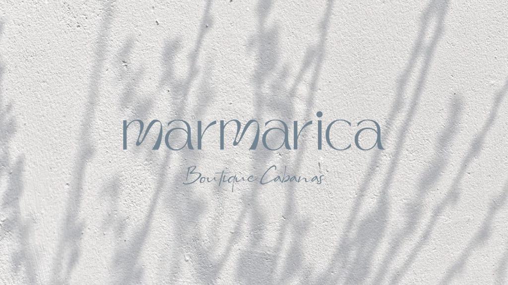 馬特魯港的住宿－Marmarica Boutique Cabana's - Ras El Hekma - North Coast，白色毛巾上写着马马拉里亚的标志