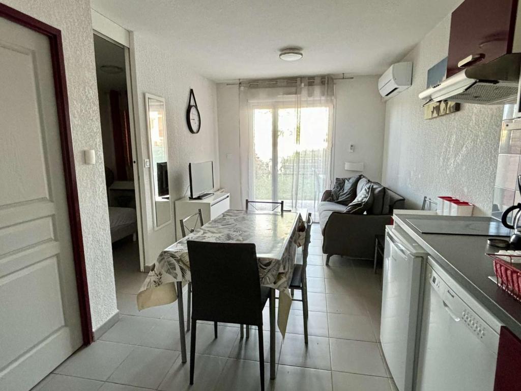 Kuchyňa alebo kuchynka v ubytovaní Idéal familles : T2 climatisé avec terrasse, piscine, près de la mer à Argelès-sur-Mer - FR-1-225-732