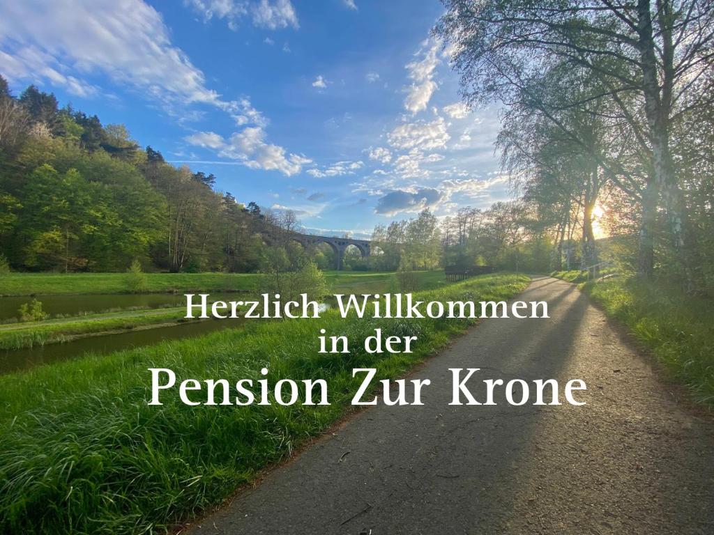 Eine Straße mit den Worten Keritzili wird in der Person zir k in der Unterkunft Frühstückspension Zur Krone in Bad Endbach