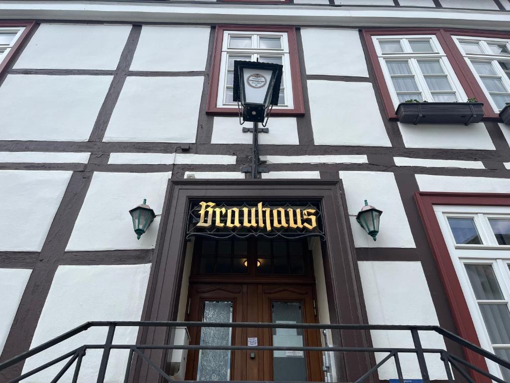 um edifício com uma placa por cima de uma porta em Hotel Brauhaus Bückeburg em Bückeburg