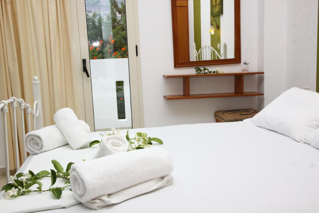 Postel nebo postele na pokoji v ubytování Nikos Apartments