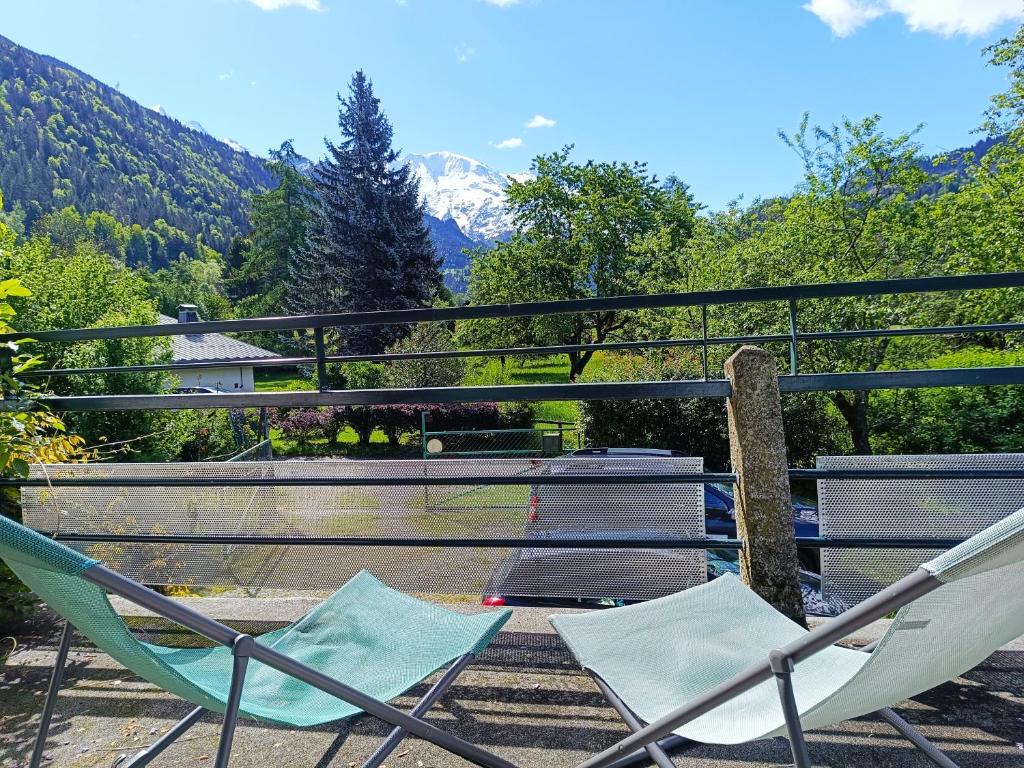 un par de sillas sentadas en la parte superior de un balcón en La Maison des Praz, en Saint-Gervais-les-Bains
