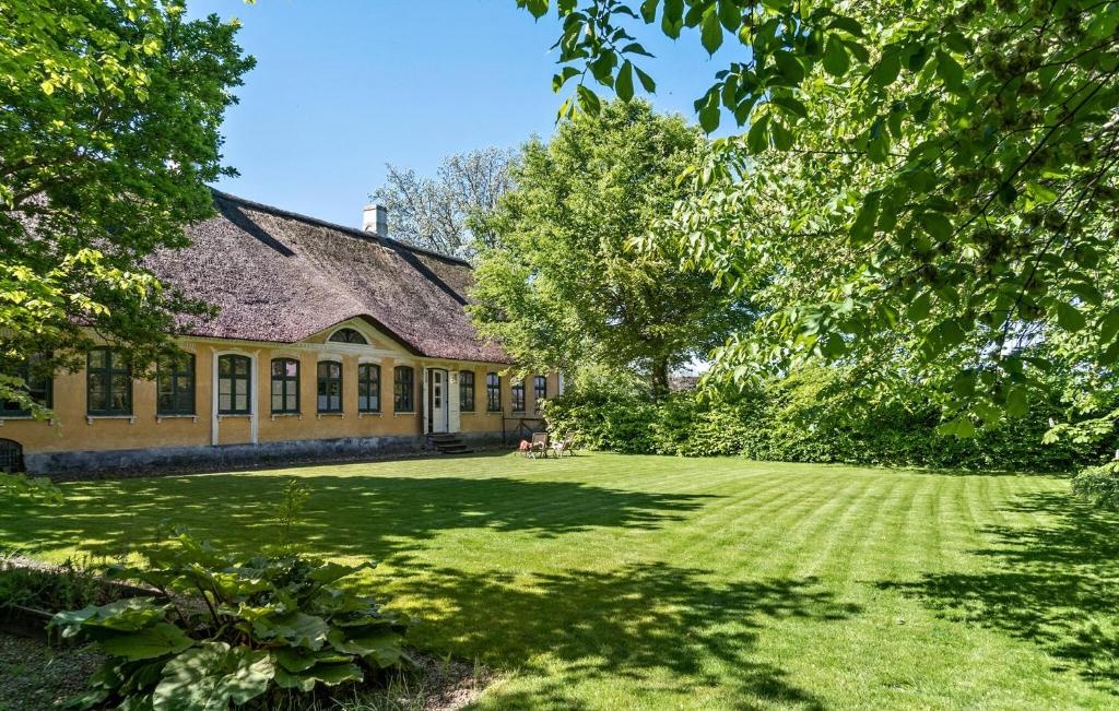 una casa con un gran patio delante de ella en Lovely Home In Haderslev With Kitchen, en Haderslev