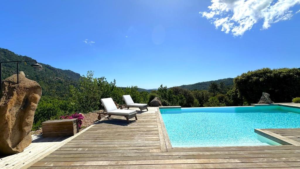 Kolam renang di atau di dekat Villa de caractère en pierre avec piscine et vue mer et montagne