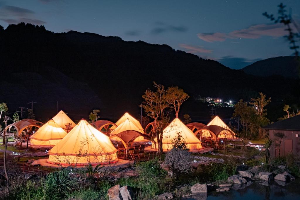 Nespecifikovaný výhled na hory nebo výhled na hory při pohledu z luxury tent