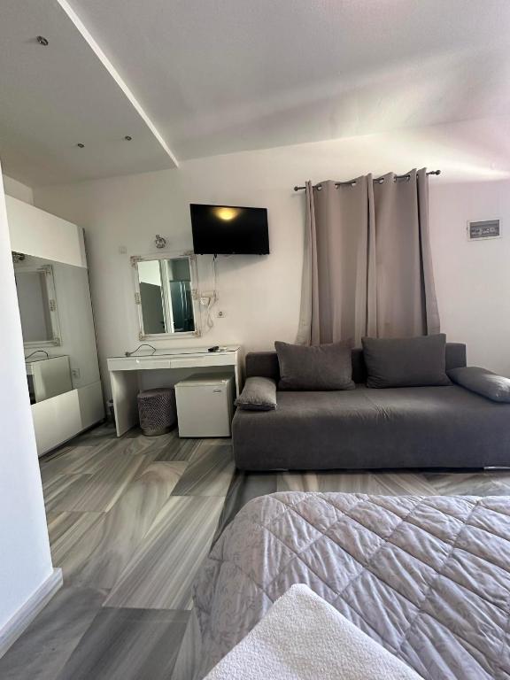 TV a/nebo společenská místnost v ubytování Akrogiali Hotel