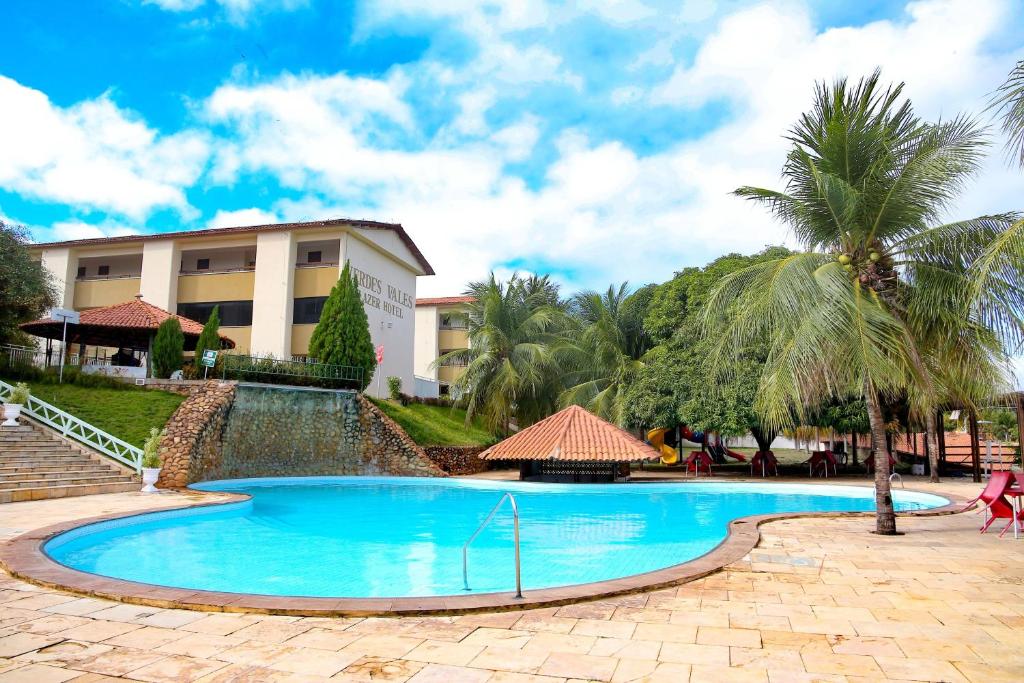 uma piscina em frente a um resort em Verdes Vales Lazer Hotel em Juazeiro do Norte