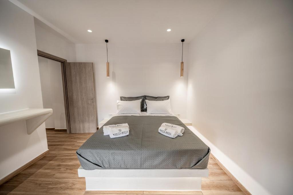 Postel nebo postele na pokoji v ubytování White Note Luxury Suites