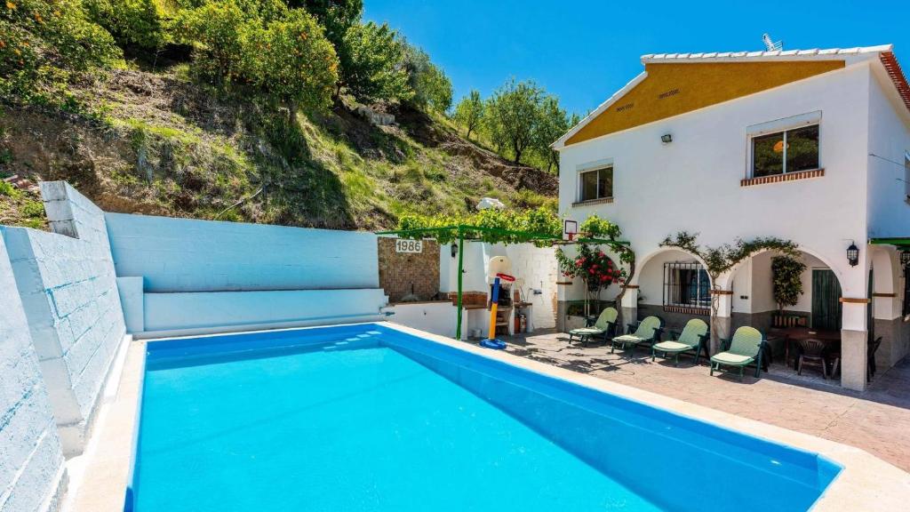 une villa avec une piscine et une maison dans l'établissement Casa Victoria Alozaina by Ruralidays, à Alozaina