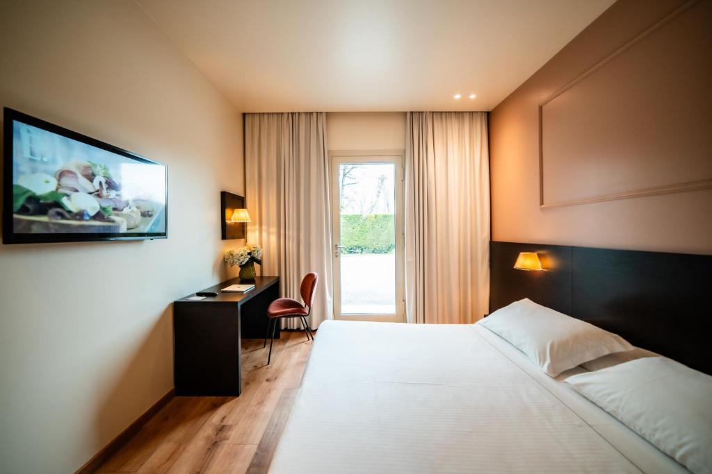Postel nebo postele na pokoji v ubytování Hotel Capolago
