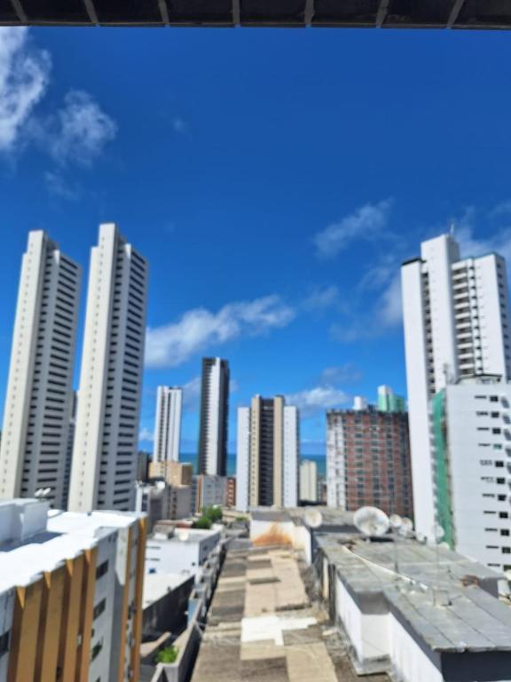 uma vista do horizonte de uma cidade com edifícios altos em Studio Ibiza 74 Boa Viagem em Recife