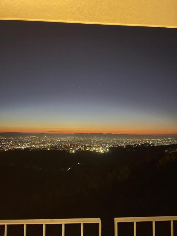 ティラナにあるApartment in Tirana with viewの夜の街の景色