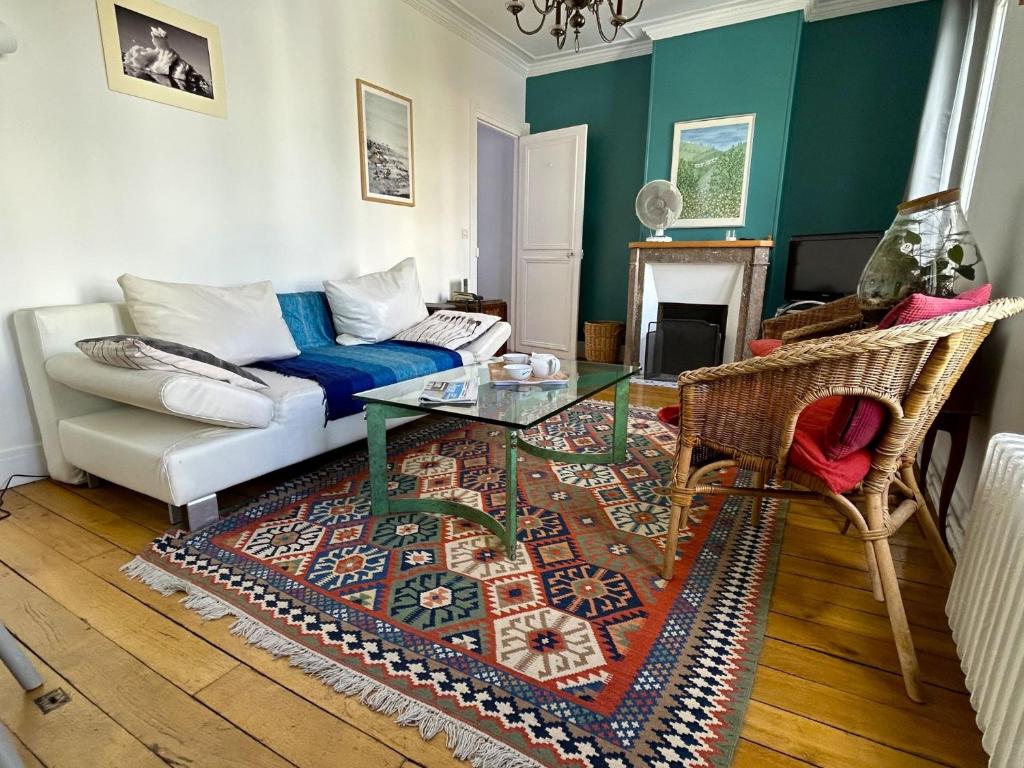 un salon avec un canapé et une table dans l'établissement L'appartement Jean Moulin, à Paris