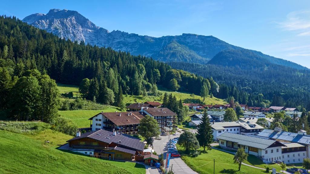 una vista aérea de un pueblo en las montañas en Alpenresidenz Buchenhöhe, en Berchtesgaden