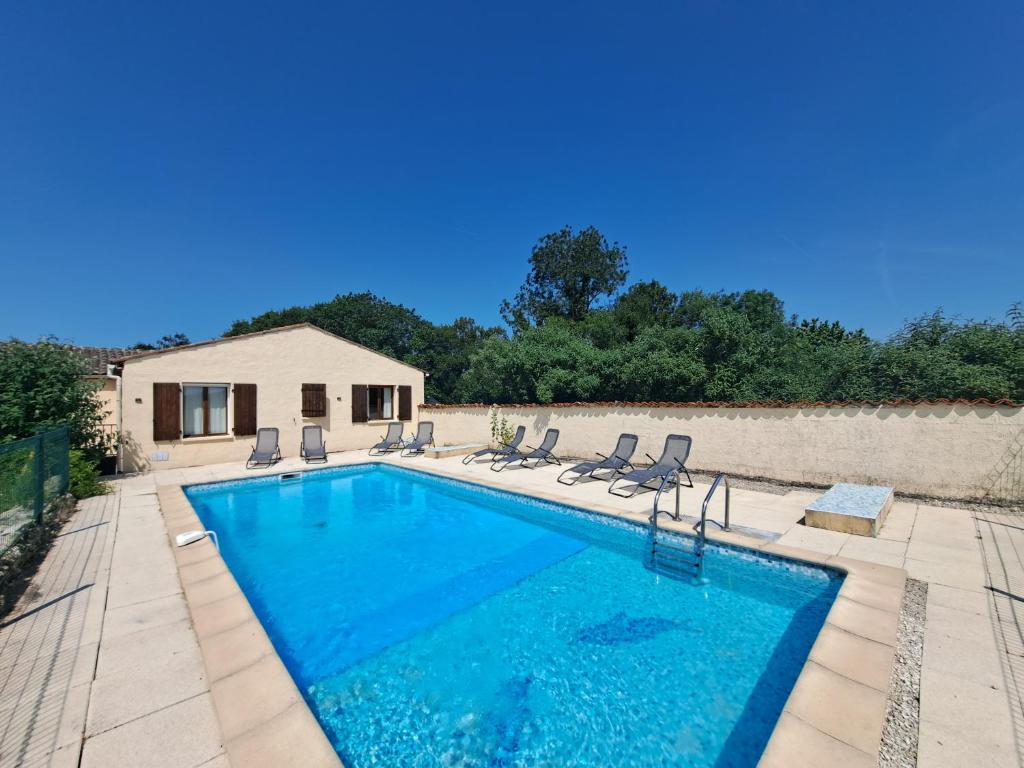 Bazén v ubytování Private Villa with pool France - Villa Hirondelles nebo v jeho okolí