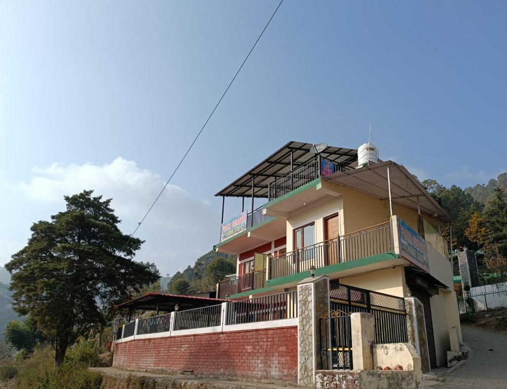 um edifício com uma varanda em cima em Four Season Homestay Bhowali Bhimtal em Bhowāli