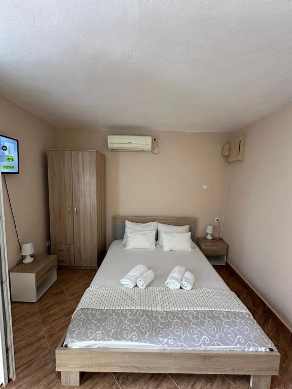 ein Schlafzimmer mit einem großen Bett mit zwei Kissen in der Unterkunft Apartman Nina in Risan