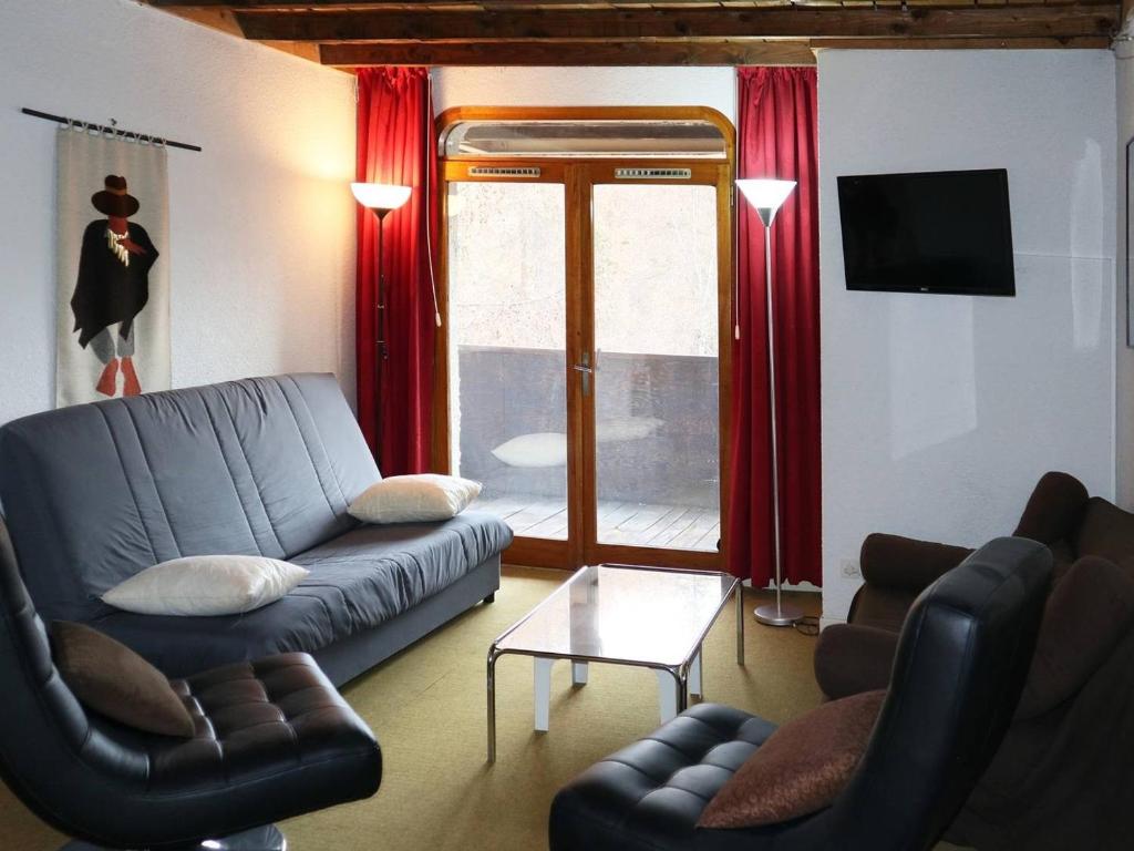 un salon avec un canapé et une table dans l'établissement Appartement cosy pour 6 pers, proche centre, skis aux pieds - FR-1-322-225, aux Orres