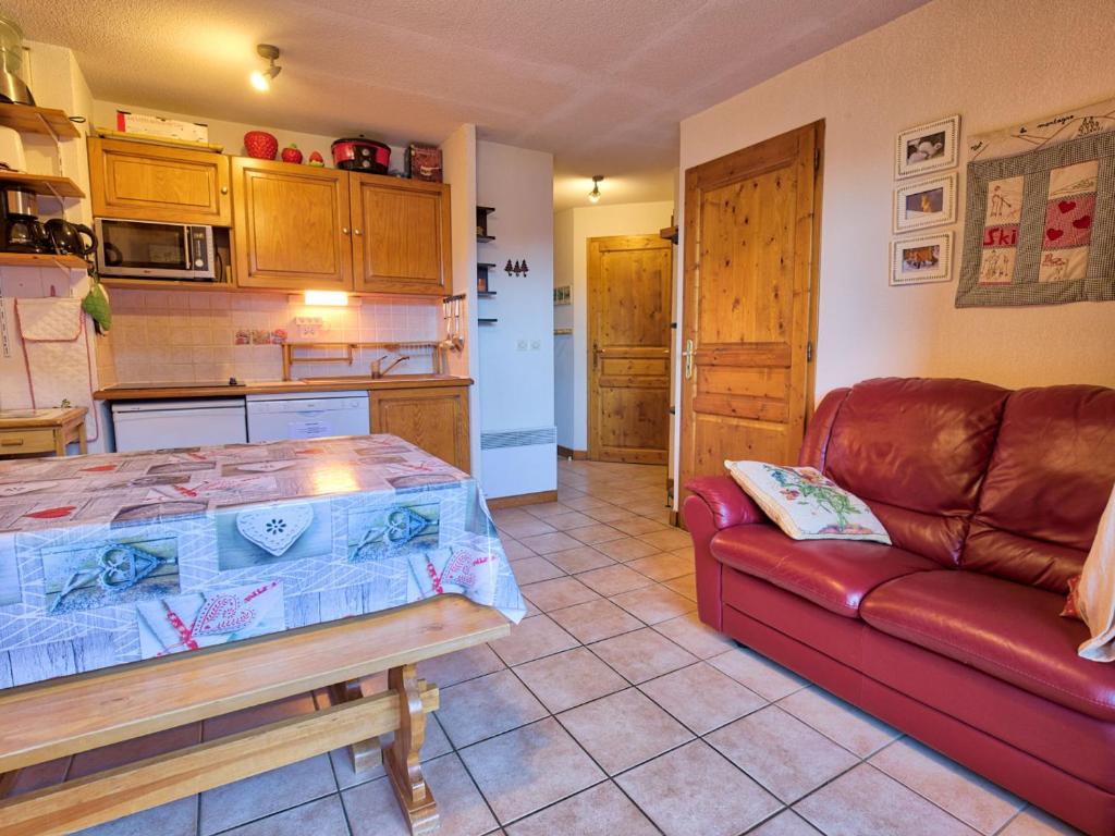 un salon avec un canapé et une cuisine dans l'établissement Appartement cosy 4 pers au pied des pistes avec Wifi et Parking, animaux acceptés - FR-1-505-5, à Notre-Dame-de-Bellecombe