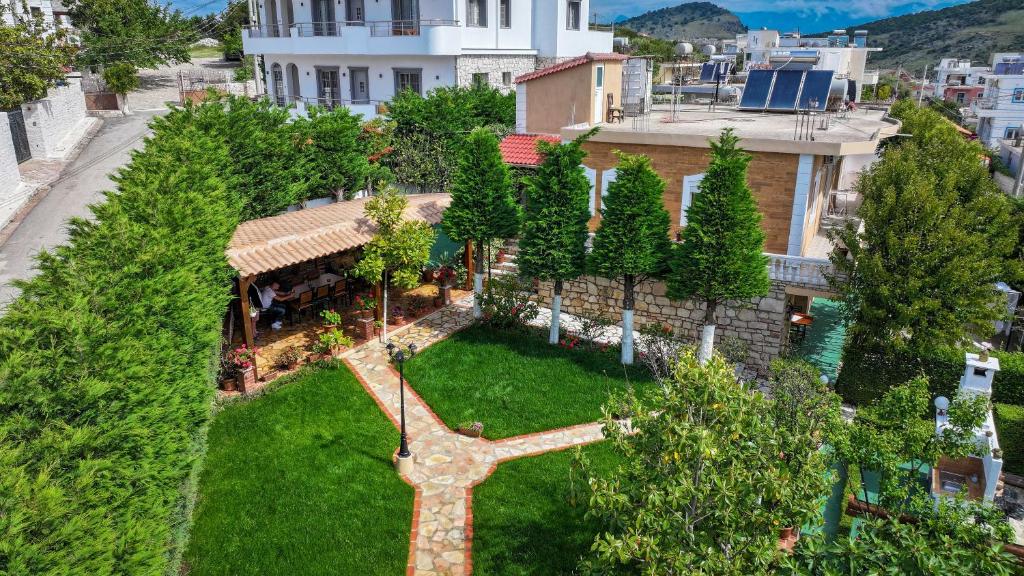 z góry widok na ogród z krzyżem na trawie w obiekcie Villa M Cako w mieście Ksamil