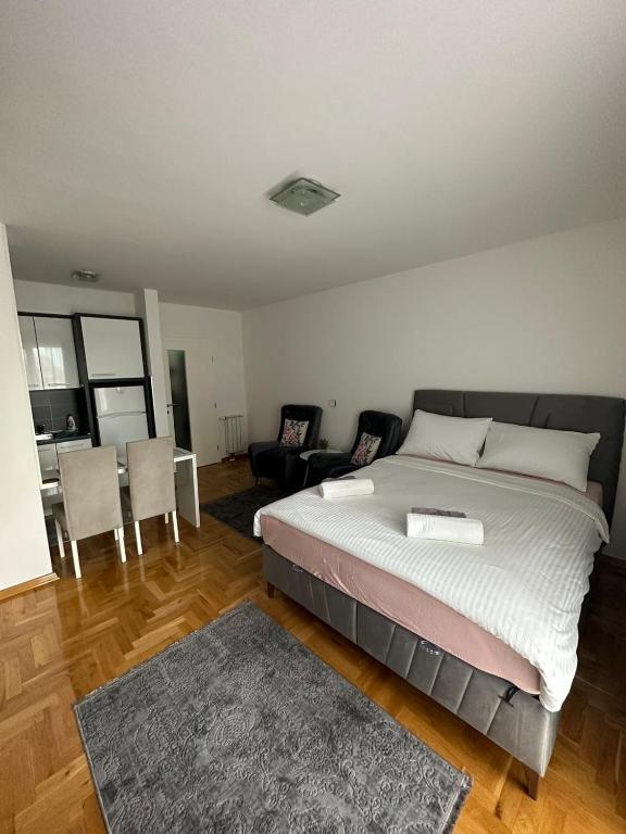 Ένα ή περισσότερα κρεβάτια σε δωμάτιο στο Apartments Nova Otoka Sarajevo 2