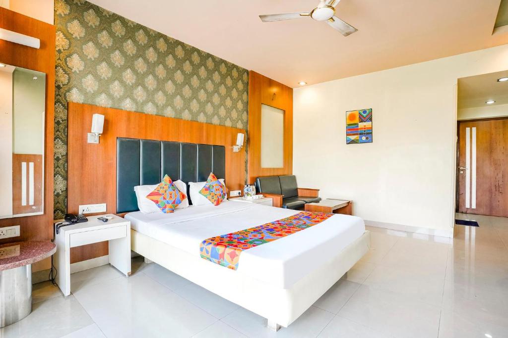 1 dormitorio con 1 cama blanca grande en una habitación en FabHotel Prime Devanshi Inn en Kalamboli
