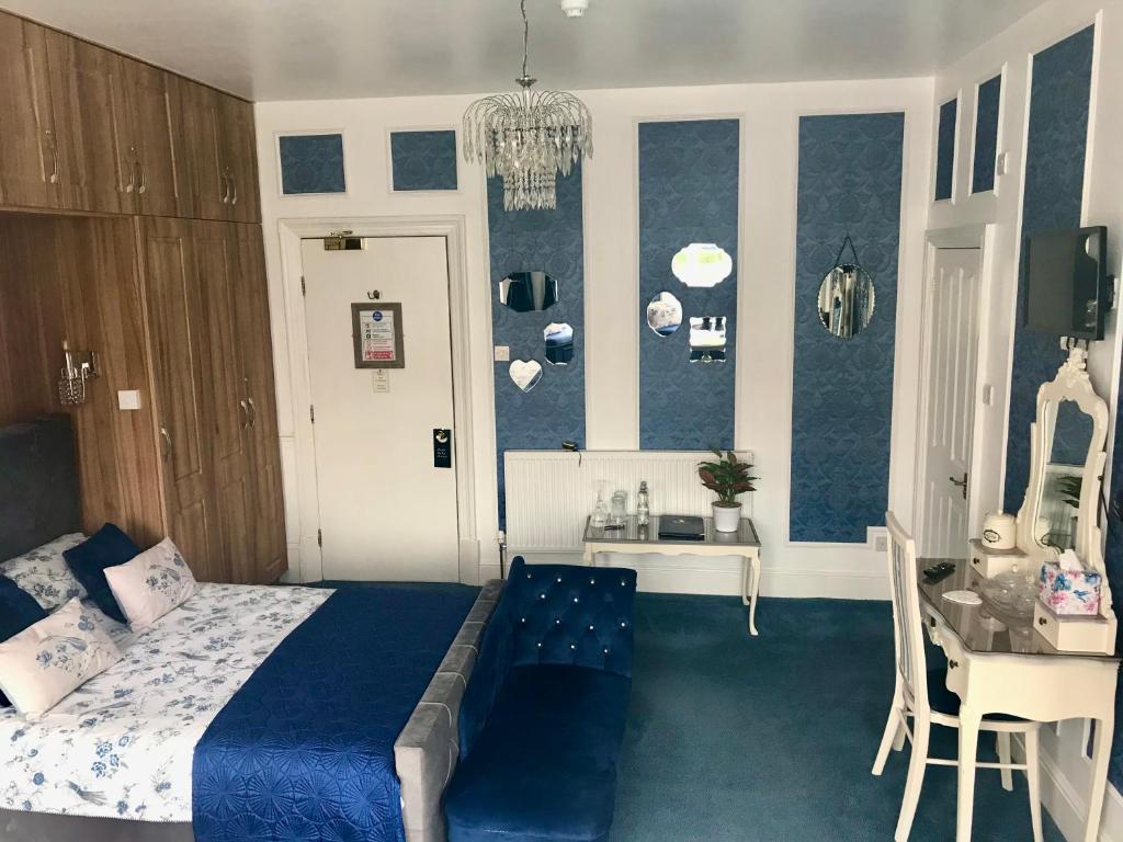 1 dormitorio con cama, mesa y escritorio en Norman Guest House with Free Parking, en Whitby