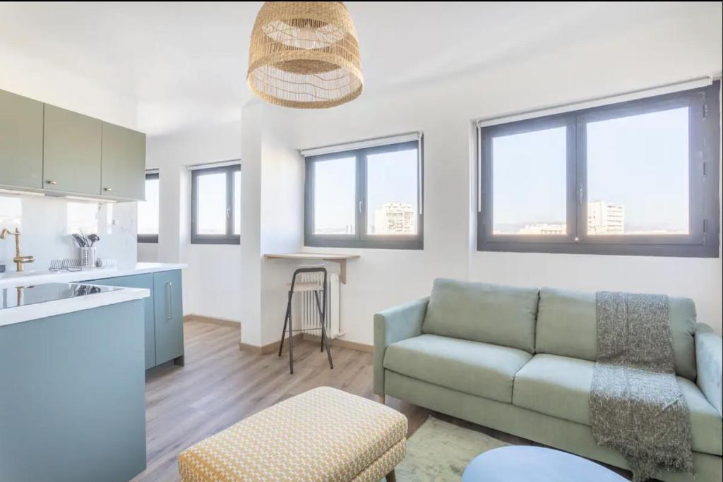 un salon avec un canapé et une cuisine dans l'établissement Appt proche plage des Catalans 97CORT1, à Marseille
