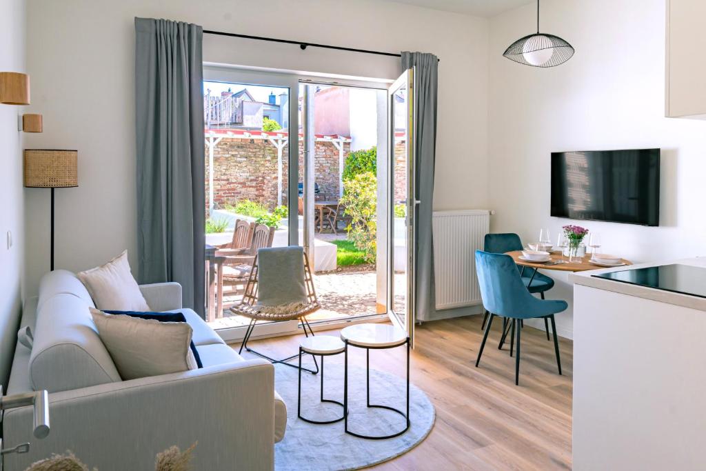 TV a/nebo společenská místnost v ubytování Kapitänshaus Friedrich Franz - Premium Apartments 200 Meter vom Strand und Alten Strom