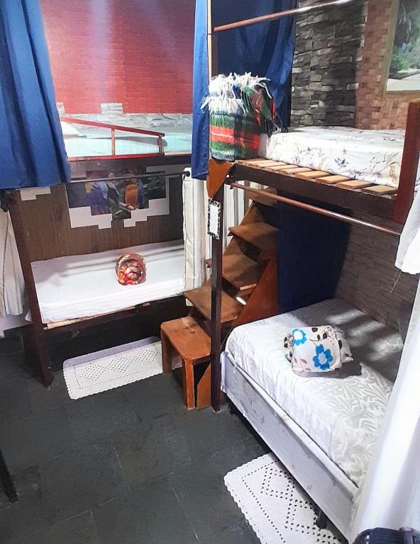 马里卡HOSTEL em Itaipuaçu próximo a praia e terminal da rua 01的一间房间,设有三张双层床