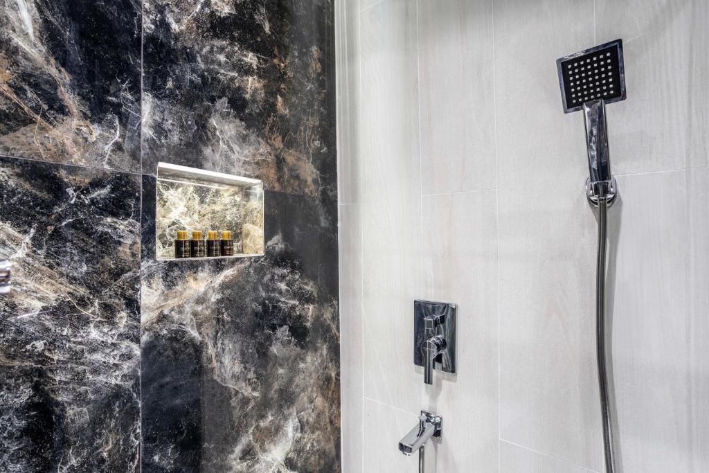 Koupelna v ubytování Marlon Hotel